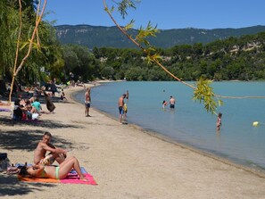 Chaises longues, serviettes de plage