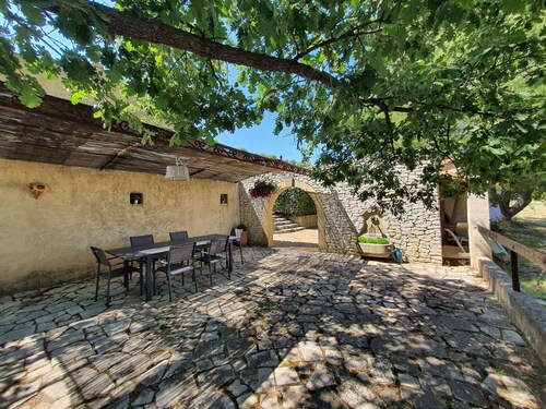 The charm of an authentic property at the foot of Lubéron