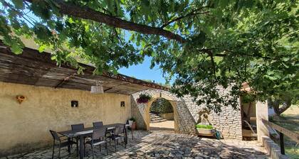 The charm of an authentic property at the foot of Lubéron