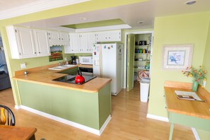 Fridge, microwave, oven, stovetop - (301) Stunning view, LBL nearby, quiet street, dock access, on site boat rental (cadiz)