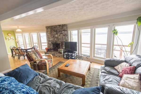 Fernseher, Kamin, Bücher