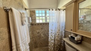 Dusche, Haartrockner, Handtücher, Seife