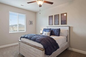 6 bedrooms, desk, iron/ironing board, free WiFi - PVZ105| Across Water Park * Pvt Hot Tub * Arcades (Santa Clara)