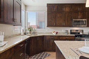 Fridge, microwave, oven, stovetop - PVZ105| Across Water Park * Pvt Hot Tub * Arcades (Santa Clara)