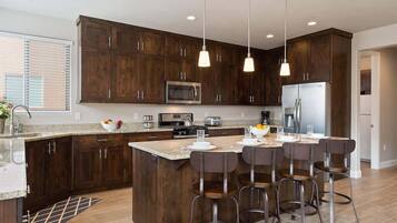 冷蔵庫、電子レンジ、オーブン、コンロ