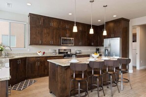 Fridge, microwave, oven, stovetop - PVZ105| Across Water Park * Pvt Hot Tub * Arcades (Santa Clara)