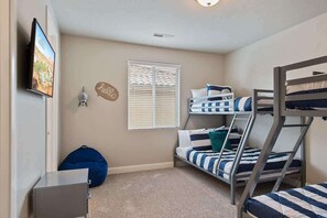 6 bedrooms, desk, iron/ironing board, free WiFi