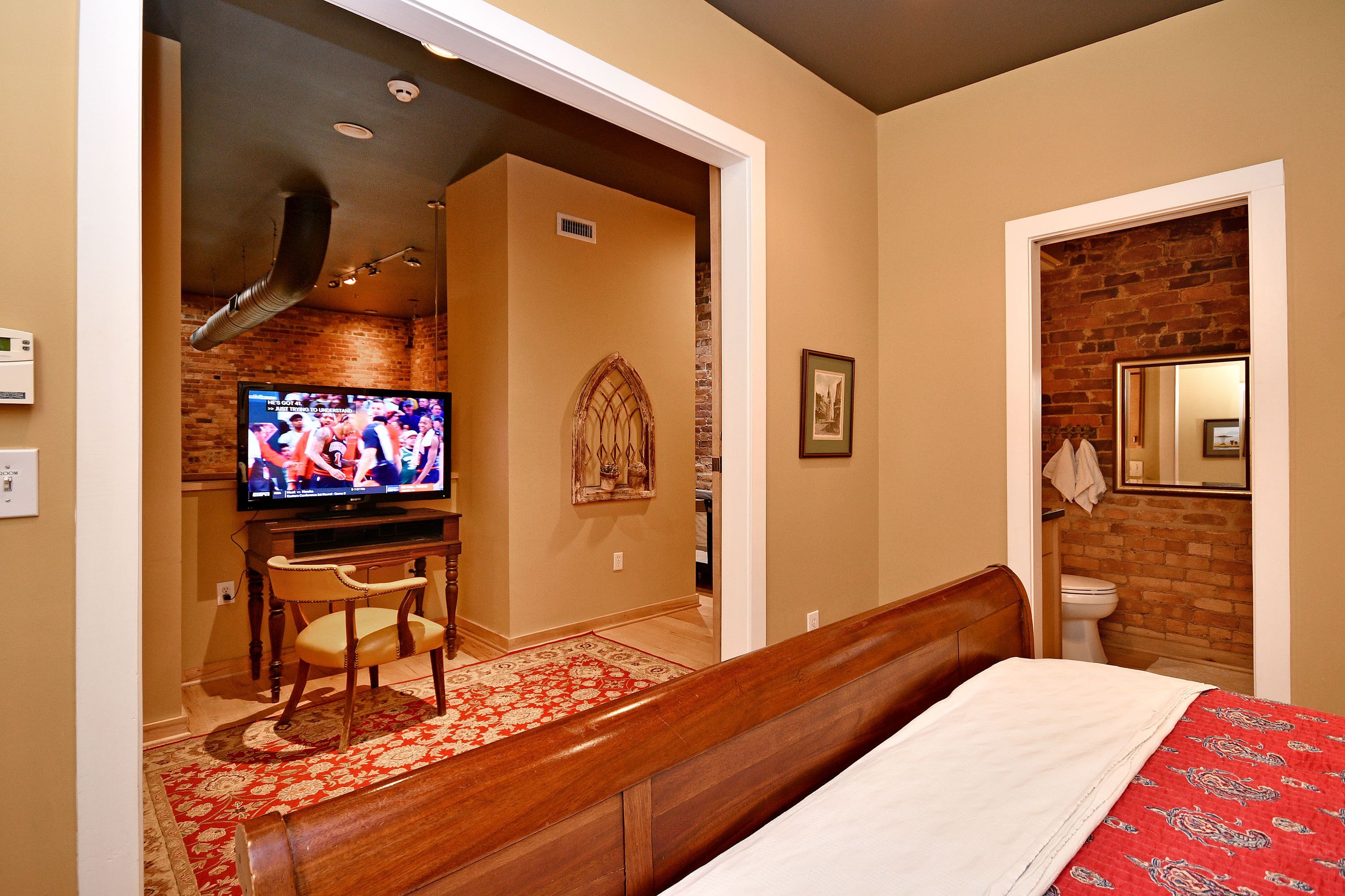 2 bedrooms, desk, iron/ironing board, travel crib