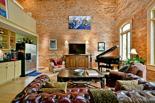  Luxury Loft Sleeps 6  on Main Street, NOMA Square
