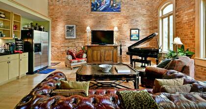 Luxury Loft Sleeps 6 on Main Street, NOMA Square