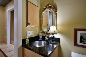 Bathtub, hair dryer, towels, soap -  Luxury Loft Sleeps 6  on Main Street, NOMA Square (Greenville)