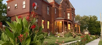 Vineyard Mansion - Lincoln Room - 1 Queen Bed