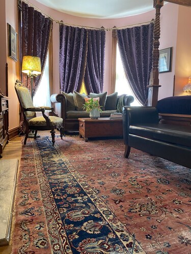 Vineyard Mansion - Lincoln Room - 1 Queen Bed