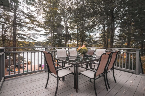Outdoor dining - Relax and Enjoy 6 bedrooms cottage on Sandy Beach 1.5 Hours from Toronto (Georgian Bay)