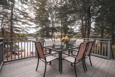 Relax and Enjoy 6 bedrooms cottage on Sandy Beach 1.5 Hours from Toronto