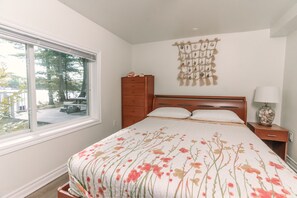 6 bedrooms, desk, iron/ironing board, travel cot
