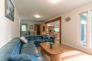 Smart TV, fireplace, books - Relax and Enjoy 6 bedrooms cottage on Sandy Beach 1.5 Hours from Toronto (Georgian Bay)