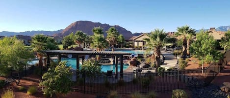 Una piscina climatizada, sombrillas
