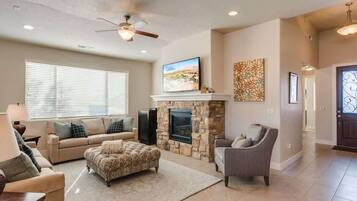 Televisión, chimenea, videojuegos, reproductor de DVD