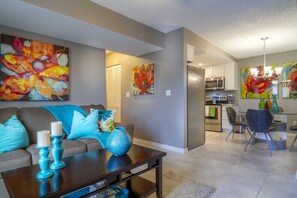 Smart TV, DVD player, books, video library -  Cozy home In The Heart Of Historic Old Colorado City! Cozy rates! (Colorado Springs)