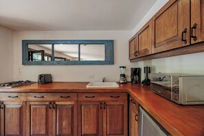 Fridge, microwave, stovetop, dishwasher