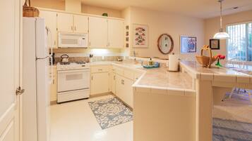 Refrigerador, microondas, horno, placa de cocina