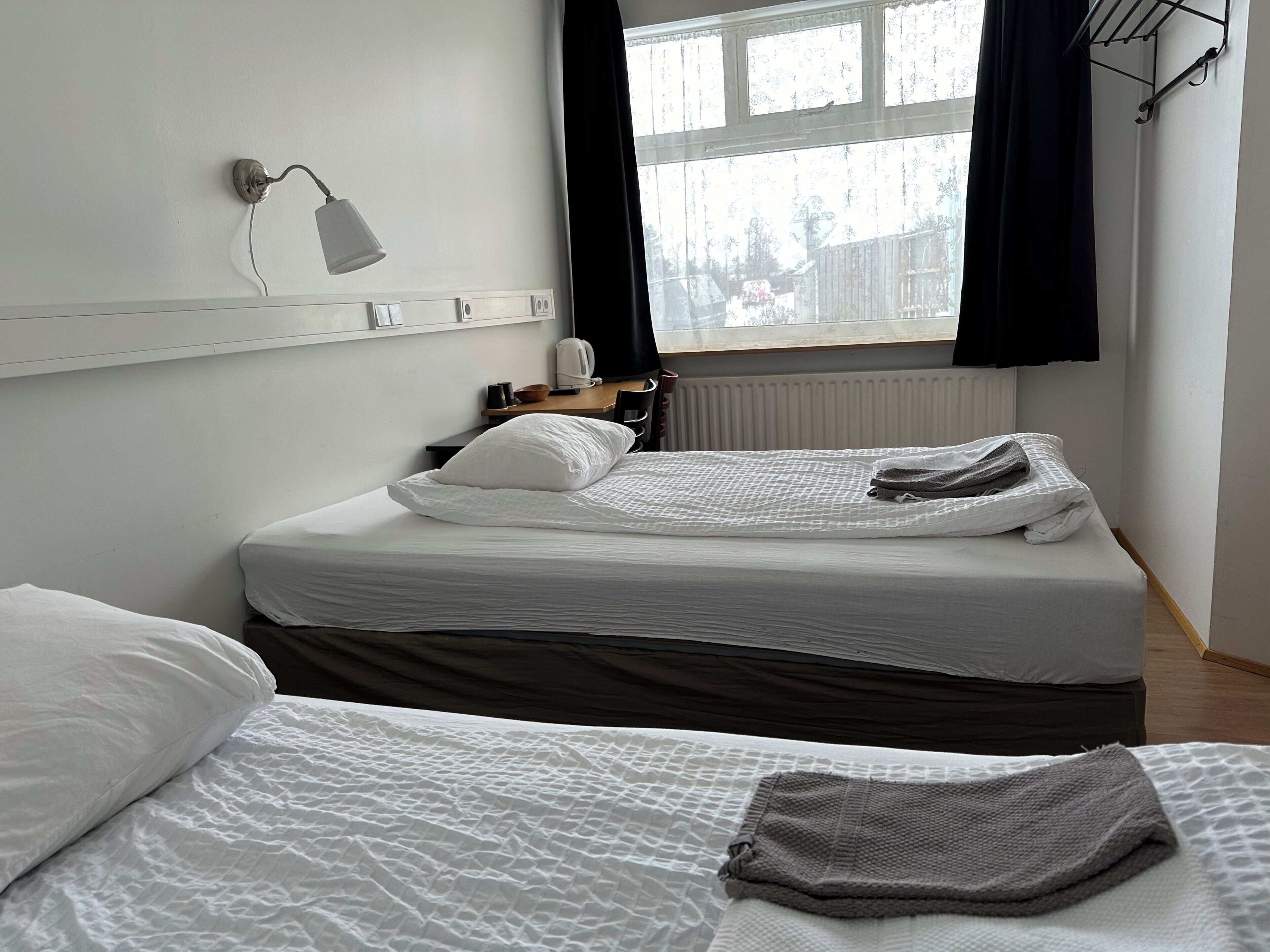 Habitación estándar con 2 camas individuales, baño compartido | Escritorio, cortinas blackout, insonorización y cunas 