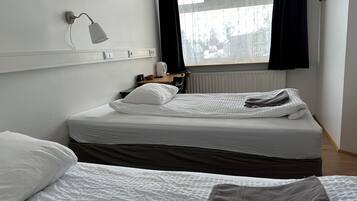 Habitación estándar con 2 camas individuales, baño compartido | Escritorio, cortinas blackout, insonorización y cunas
