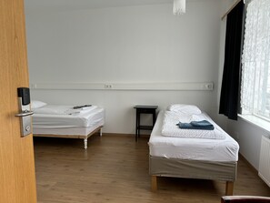 Standard-Zweibettzimmer, Gemeinschaftsbad | Schreibtisch, Verdunkelungsvorhänge, schallisolierte Zimmer, Babybetten