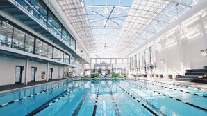 Una piscina techada, una piscina climatizada