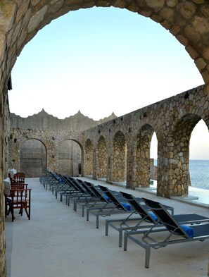 Terrace/patio - Pattoo Castle: An Exquisite Jamaican experience: Weddings & Private Parties (West End)