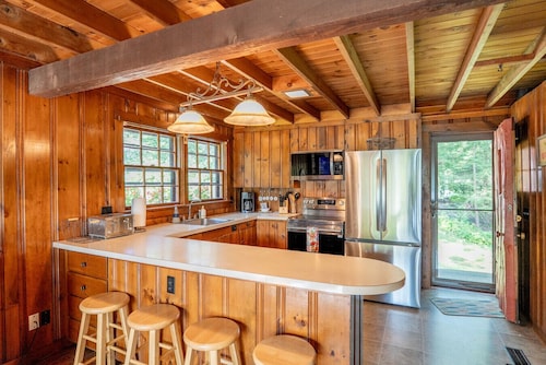 Lakeside Story - Log Cabin, Fire Pit, Beach!