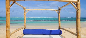 Spacious contemporary Studio Apartment with swimming pool 5 mins walk from beach