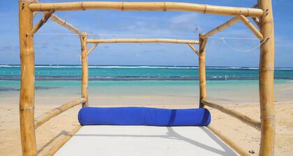 Spacious contemporary Studio Apartment with swimming pool 5 mins walk from beach