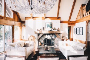 TV, caminetto, lettore DVD, libri