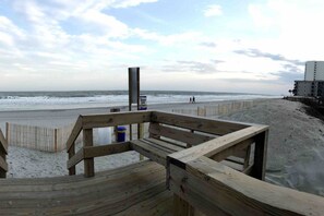 Rannalla, aurinkotuoleja, rantapyyhkeitä