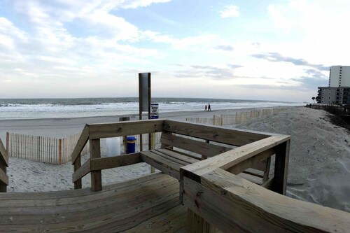 Äskettäin uusittu rantahuoneisto merinäköalalla