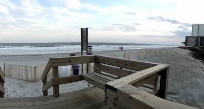 Äskettäin uusittu rantahuoneisto merinäköalalla