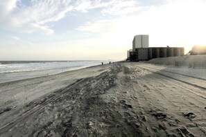 Nära stranden, solstolar och strandhanddukar
