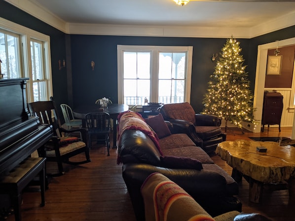 Smart TV, fireplace, DVD player, books