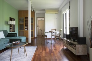 Tv, dvd-afspiller, bøger, musikbibliotek