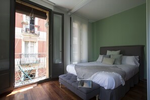 Een strijkplank/strijkijzer, wifi, beddengoed