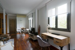 Een televisie, een dvd-speler, boeken en een muziekbibliotheek