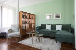 Tv, dvd-afspiller, bøger, musikbibliotek