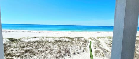 På stranden och solstolar
