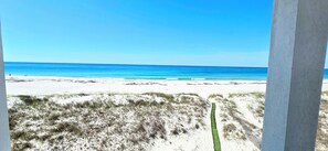 På stranden och solstolar