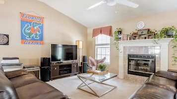 Een smart-tv, een open haard, videogames en boeken