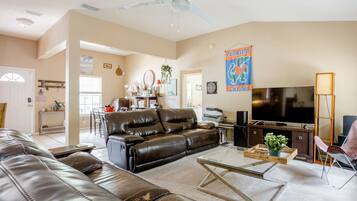 Smart-TV, Kamin, Videospiele, Bücher