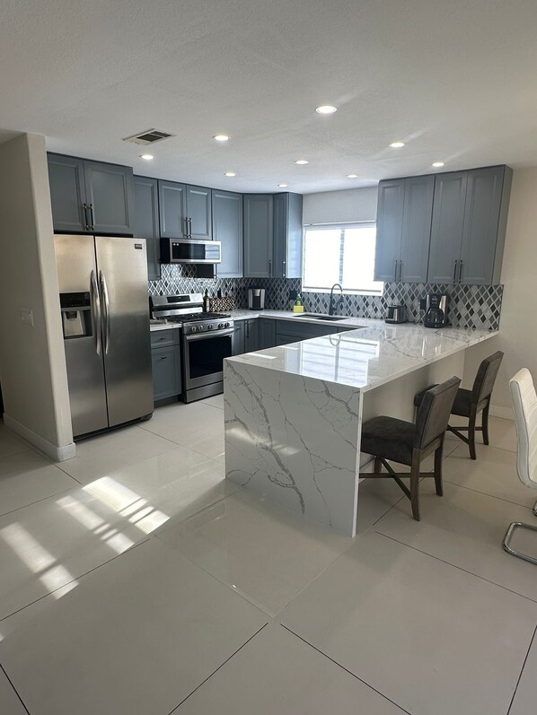 Kühlschrank, Mikrowelle, Ofen, Herdplatte