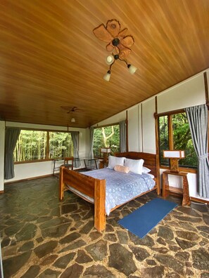 2 makuuhuonetta, tallelokero huoneessa, työpöytä, silitysrauta/-lauta